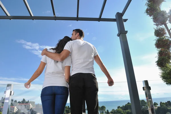 Пара отдыхает на балконе — стоковое фото