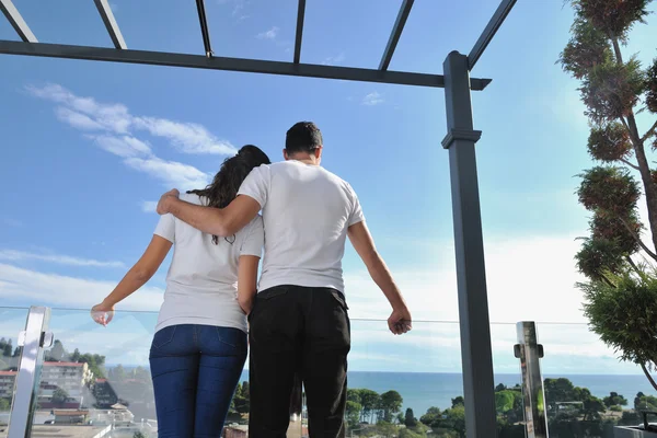 Paar entspannt auf Balkon — Stockfoto