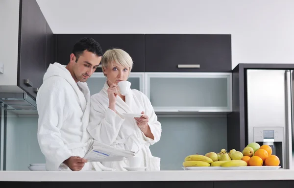年轻夫妇在现代厨房里玩得很开心 — 图库照片