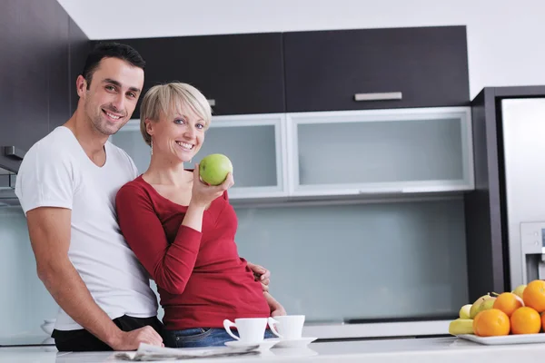 Jeune couple s'amuser dans la cuisine moderne — Photo