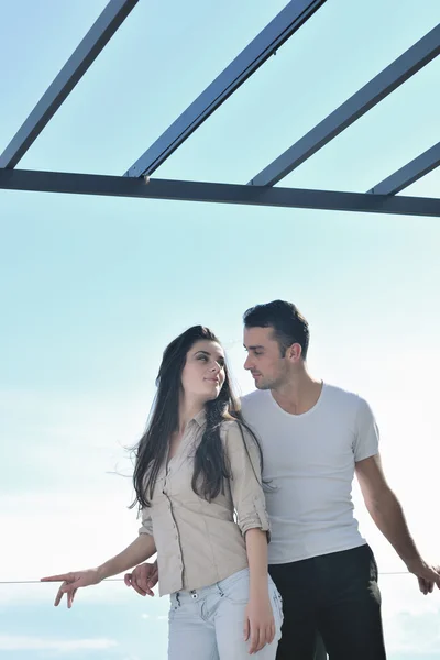 Paar ontspannen op balkon — Stockfoto
