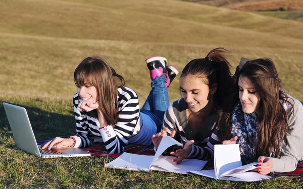 Groupe d'adolescents travaillant sur ordinateur portable en plein air — Photo