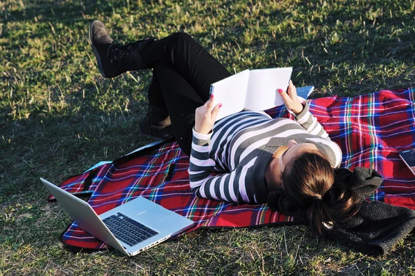 Ung flicka arbete på laptop utomhus — Stockfoto