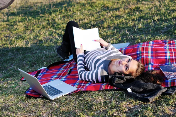 Jong meisje werk op laptop buiten — Stockfoto