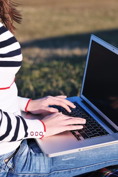 Young girl work on laptop outdoor — Stock Photo, Image