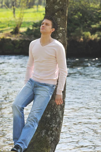 Mladý muž, relaxační a bavit se venkovní — Stock fotografie