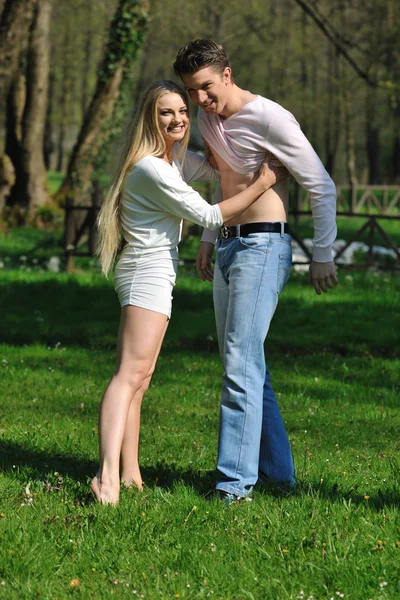 Romantický pár v lásce venkovní — Stock fotografie