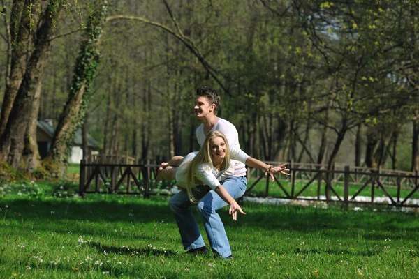 Romantiska par i kärlek utomhus — Stockfoto