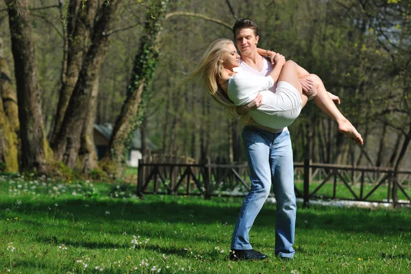 Pareja romántica enamorada al aire libre —  Fotos de Stock