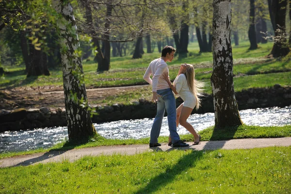 Romantický pár v lásce venkovní — Stock fotografie