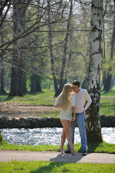 Romantiska par i kärlek utomhus — Stockfoto