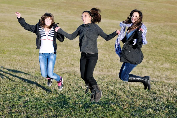 Група підлітків розважаються на відкритому повітрі — стокове фото