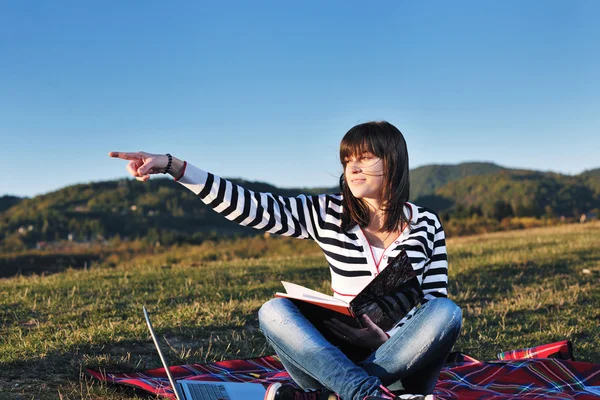 Adolescente chica estudio al aire libre — Foto de Stock