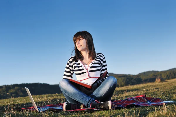 Adolescente chica estudio al aire libre —  Fotos de Stock