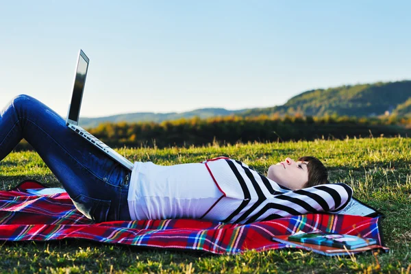 Adolescente chica estudio al aire libre — Foto de Stock