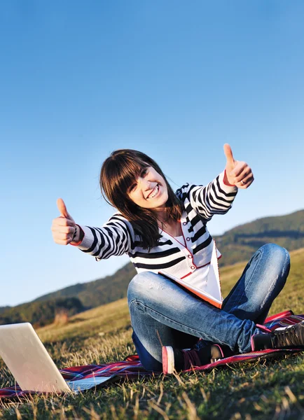 Девочка-подросток учится на открытом воздухе — стоковое фото