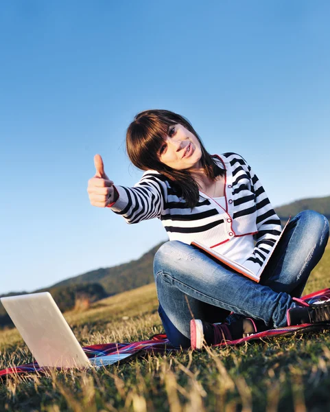 Adolescente menina estudar ao ar livre — Fotografia de Stock