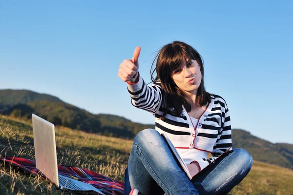 Девочка-подросток учится на открытом воздухе — стоковое фото