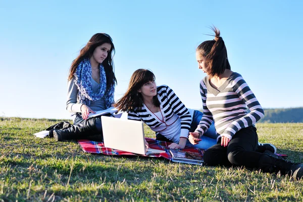 Группа подростков, работающих на открытом воздухе — стоковое фото