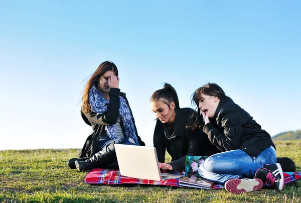 Grupa nastolatków ma zabawa zewnątrz — Zdjęcie stockowe