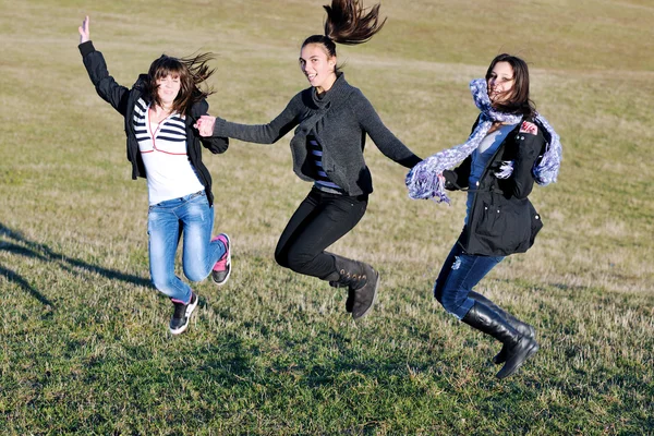 Группа подростков веселится на открытом воздухе — стоковое фото