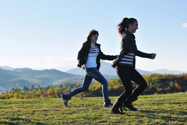Skupina teenagerů bavit venkovní — Stock fotografie