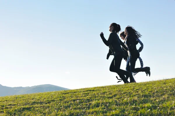 Группа подростков веселится на открытом воздухе — стоковое фото