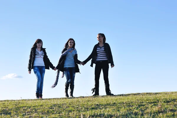Grupo de adolescentes se divertir ao ar livre — Fotografia de Stock
