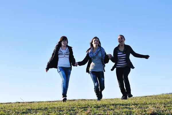 Grupo de adolescentes divertirse al aire libre —  Fotos de Stock