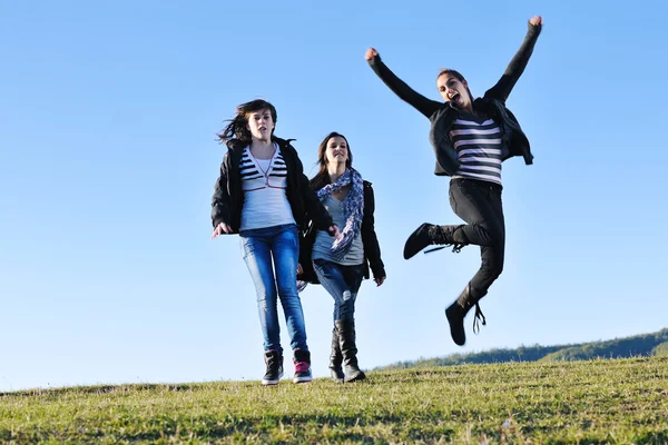Gruppe von Jugendlichen haben Spaß im Freien — Stockfoto
