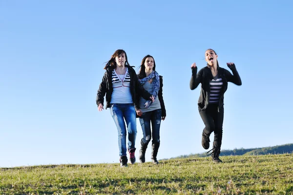 Grupo de adolescentes divertirse al aire libre — Foto de Stock