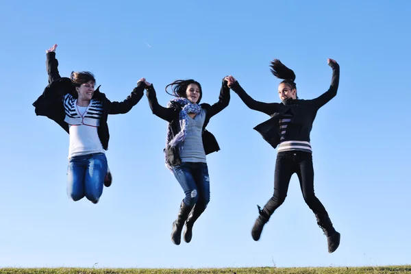 十代の若者たちのグループは、屋外の楽しい時を過す — ストック写真