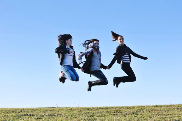 Grupo de adolescentes se divertir ao ar livre — Fotografia de Stock
