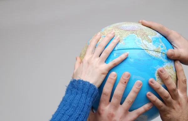 Concept Teamwok avec les mains sur le globe — Photo