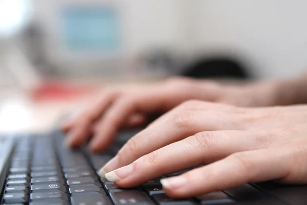 Mulher mãos digitando no teclado do laptop — Fotografia de Stock