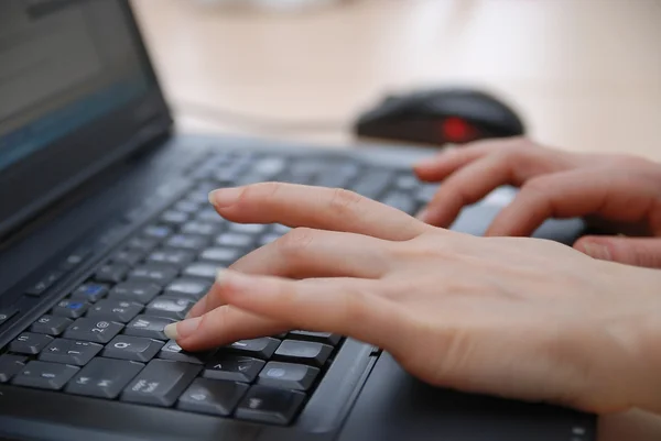 女性手在笔记本电脑键盘上打字 — 图库照片