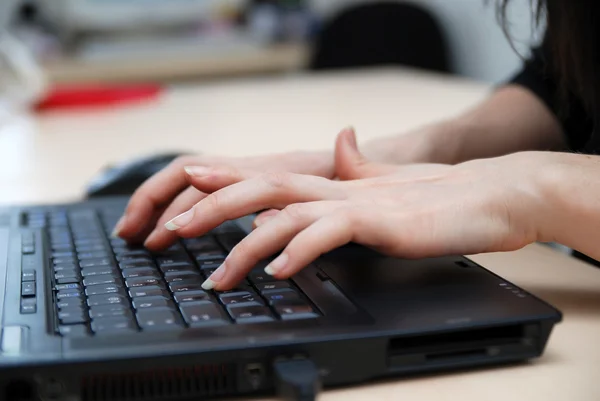 Frau tippt auf Laptop-Tastatur — Stockfoto