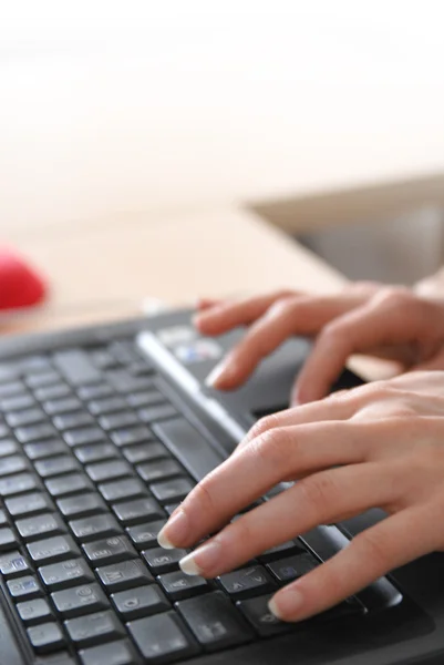 Mani della donna digitando sulla tastiera del computer portatile — Foto Stock