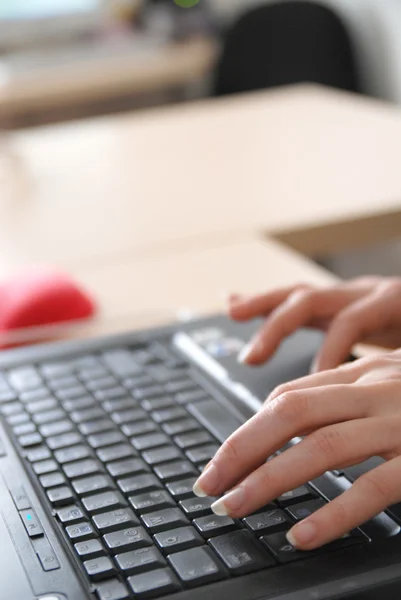 Kobiece ręce wpisujące na klawiaturze laptopa — Zdjęcie stockowe