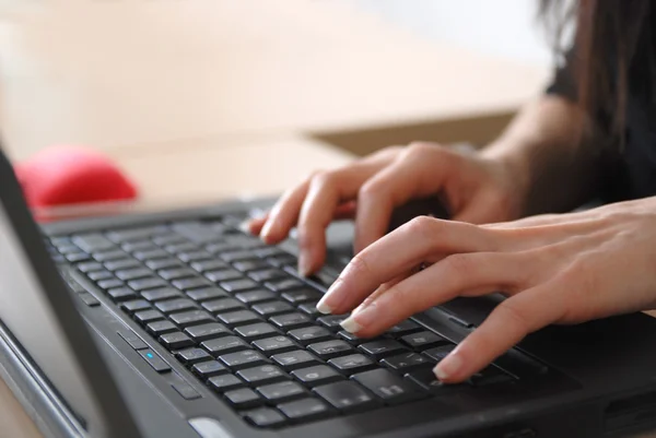 Mujer manos escribiendo en el teclado del ordenador portátil — Foto de Stock