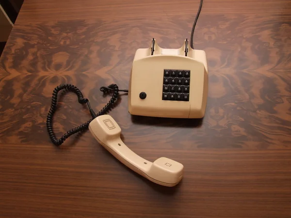 Старый ретро-телефон с современным цифровым датчиком — стоковое фото