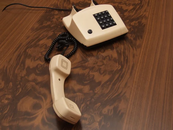 Старый ретро-телефон с современным цифровым датчиком — стоковое фото