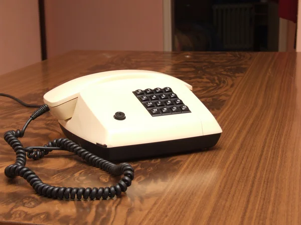 Старий ретро телефон з сучасним цифровим числом — стокове фото