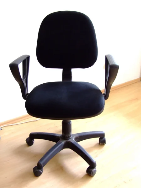 Czarne krzesło na parkiet — Zdjęcie stockowe