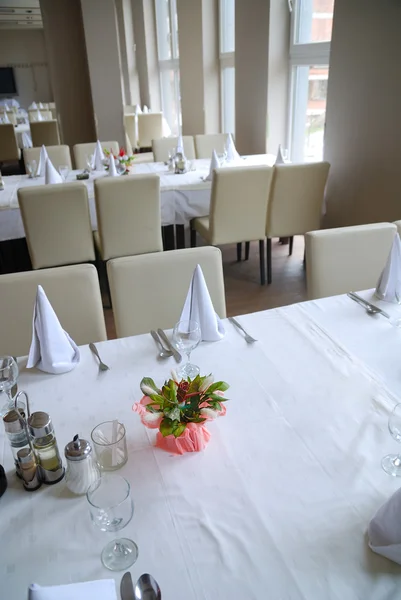 Nakrycie stołu w restauracji — Zdjęcie stockowe