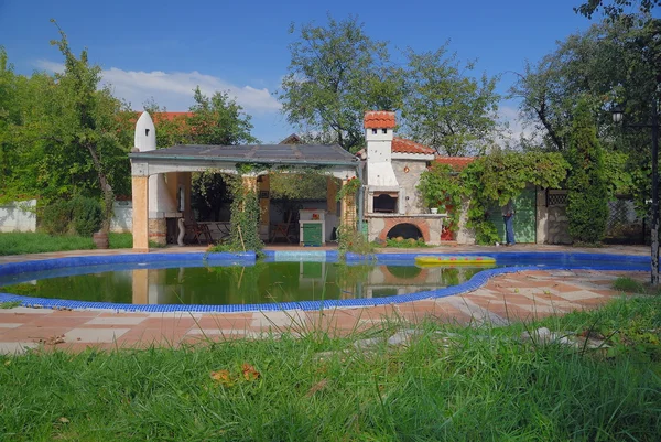 Розкішний будинок з басейном — стокове фото