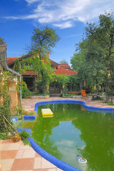 Casa de luxo com piscina — Fotografia de Stock