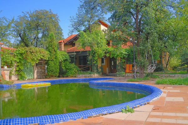 Casa de lujo con piscina —  Fotos de Stock
