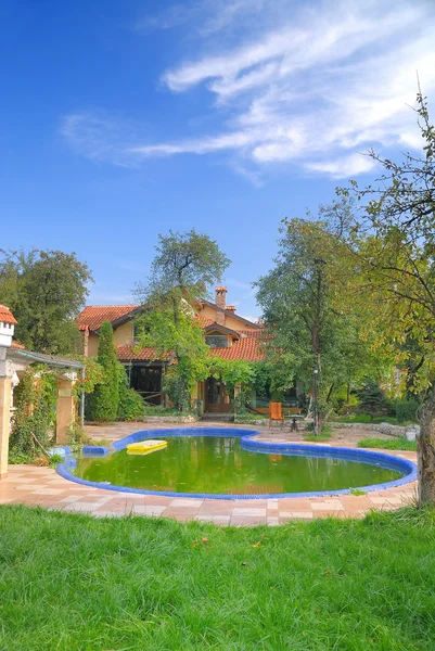 Luxury house with swimming pool — Stock Photo, Image