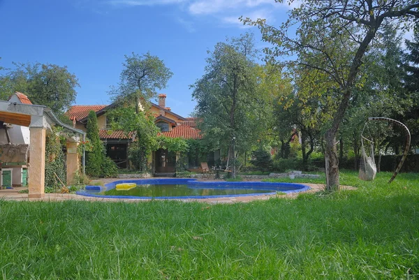 Luxus ház saját medencével — Stock Fotó
